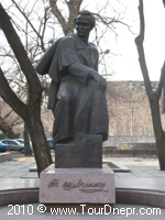 Памятник Т. Г. Шевченко на улице Ленина в Днепропетровске Памятник Т. Г. Шевченко на улице Ленина в Днепропетровске