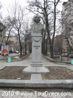 Памятник Н. В. Гоголю в Днепропетровске Памятник Н. В. Гоголю в Днепропетровске