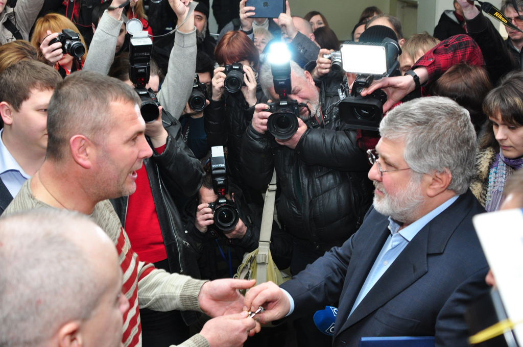 Юрий Береза передал новому губернатору Днепропетровщины Игорю Коломойскому ключи от здания Днепропетровской ОГА Юрий Береза передал новому губернатору Днепропетровщины Игорю Коломойскому ключи от здания Днепропетровской ОГА