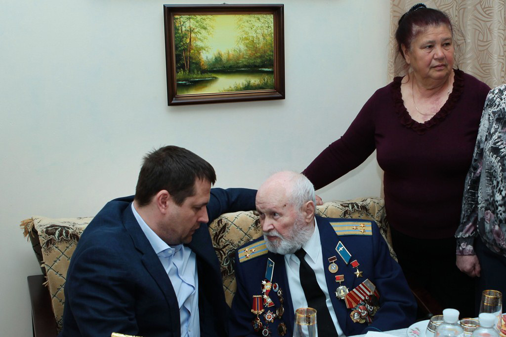 Борис Филатов посетил Героя Советского Союза Алексея Васильевича Колесникова Борис Филатов посетил Героя Советского Союза Алексея Васильевича Колесникова