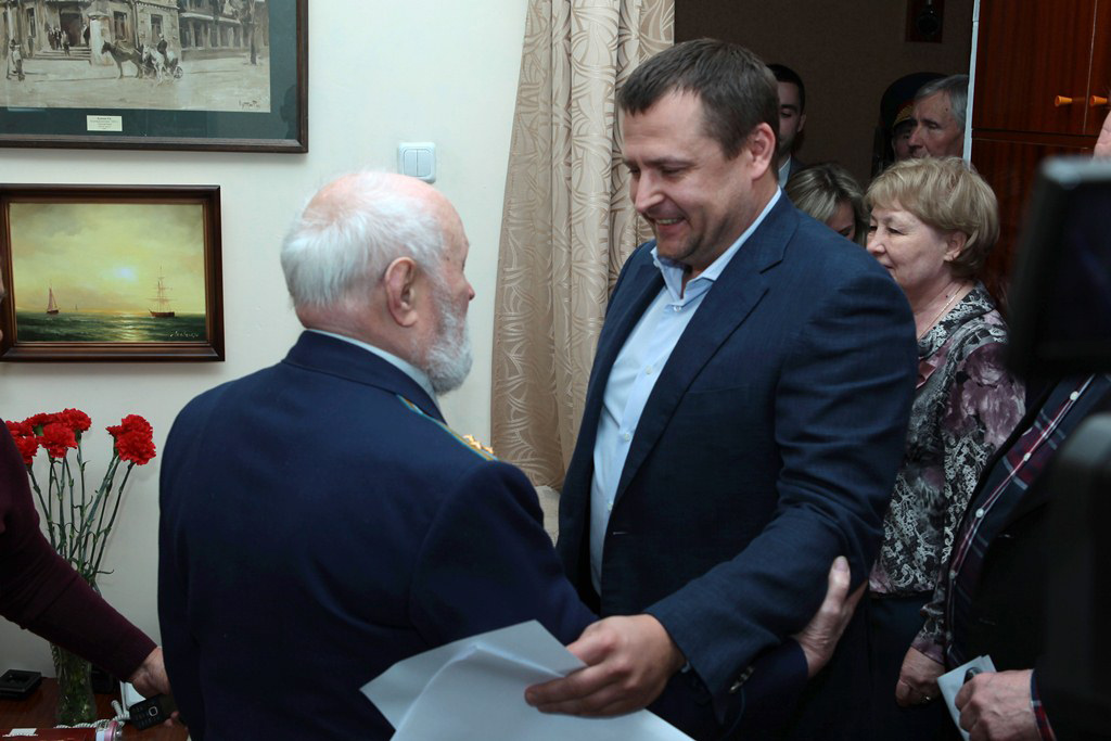 Борис Филатов посетил Героя Советского Союза Алексея Васильевича Колесникова Борис Филатов посетил Героя Советского Союза Алексея Васильевича Колесникова