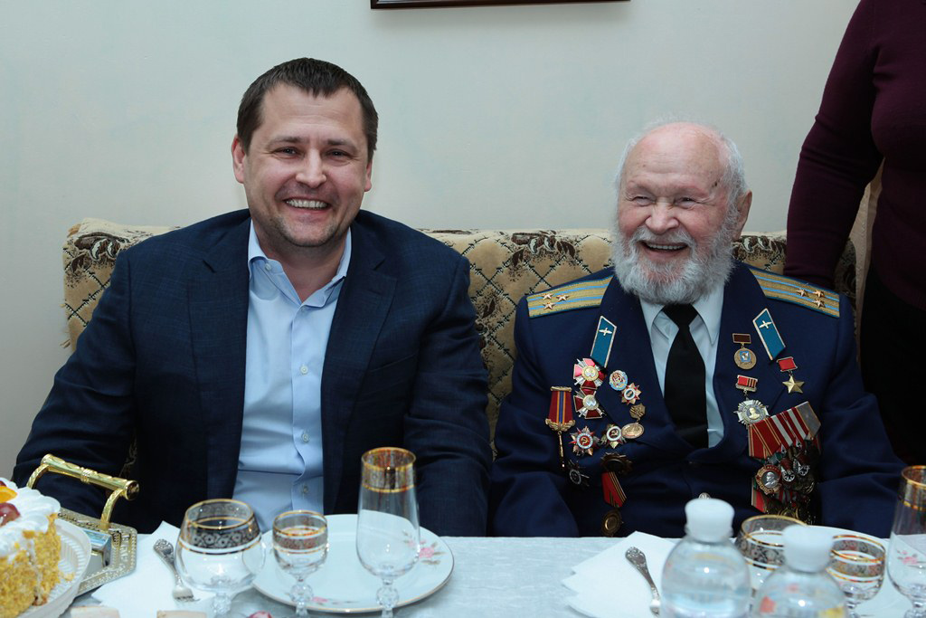 Борис Филатов посетил Героя Советского Союза Алексея Васильевича Колесникова Борис Филатов посетил Героя Советского Союза Алексея Васильевича Колесникова