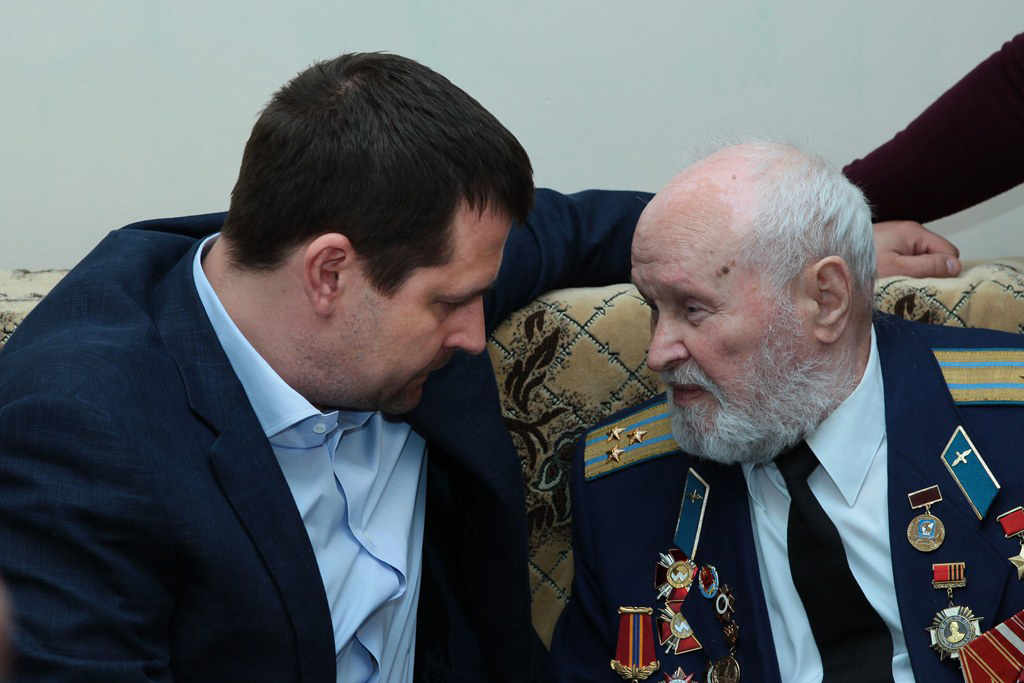 Борис Филатов посетил Героя Советского Союза Алексея Васильевича Колесникова Борис Филатов посетил Героя Советского Союза Алексея Васильевича Колесникова