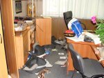 В Першотравенске 50 вооруженных мужчин заблокировали горотдел милиции, избили и ограбили граждан В Першотравенске 50 вооруженных мужчин заблокировали горотдел милиции, избили и ограбили граждан