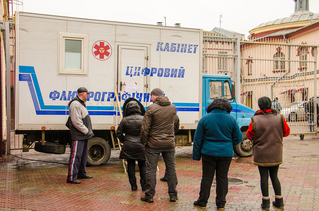 ежедневно обследование на передвижном флюорографе в Днепропетровске проходит до ста человек ежедневно обследование на передвижном флюорографе в Днепропетровске проходит до ста человек
