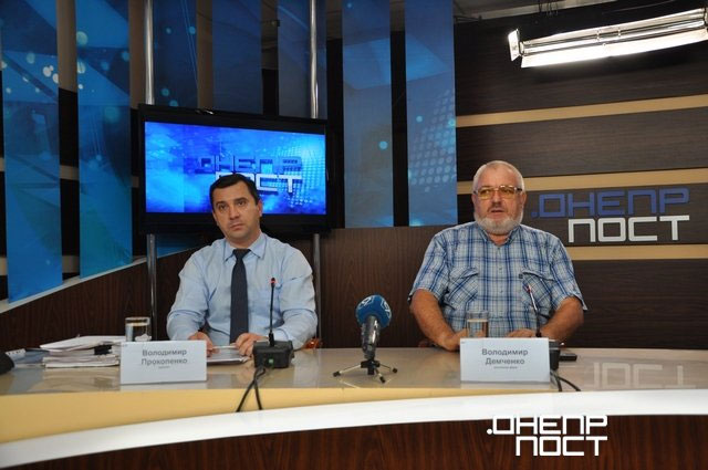Владелец и адвокат рассказали про рейдерский захват агропредприятий на Днепропетровщине Владелец и адвокат рассказали про рейдерский захват агропредприятий на Днепропетровщине