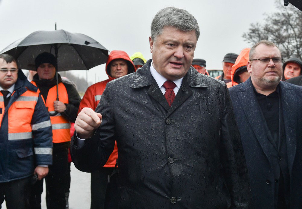 Президент Украины Порошенко на Днепропетровщине осмотрел ремонт трассы Н-08 Борисполь-Днепр-Запорожье Президент Украины Порошенко на Днепропетровщине осмотрел ремонт трассы Н-08 Борисполь-Днепр-Запорожье