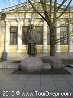 Памятник Яворницкому Д. И. в Днепропетровске Памятник Яворницкому Д. И. в Днепропетровске